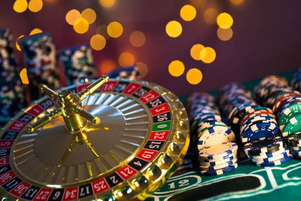 Người chơi khởi động game slot nổ hũ trên điện thoại di động tại caxeng